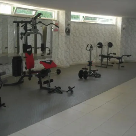 Gorgeous 2 Bed Private Ground Floor Appartement Side