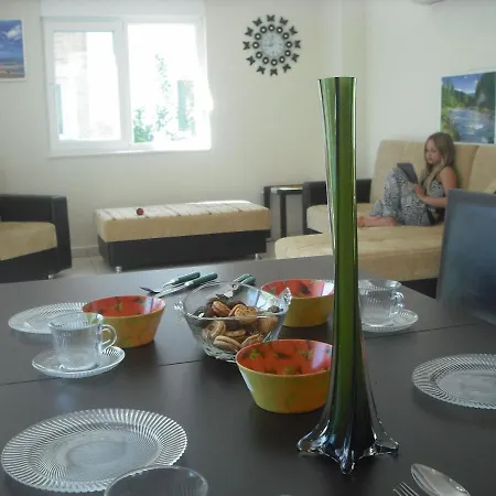 Gorgeous 2 Bed Private Ground Floor Appartement