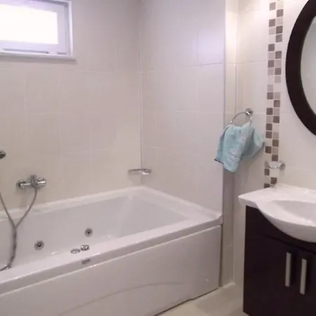 Gorgeous 2 Bed Private Ground Floor Appartement