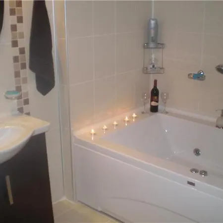 Gorgeous 2 Bed Private Ground Floor 아파트